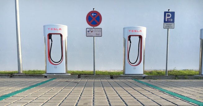 How much does it cost to charge a tesla at a charging station
